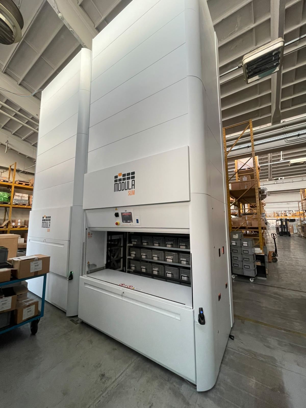 Magazzini verticali con cassettiere per minuteria
