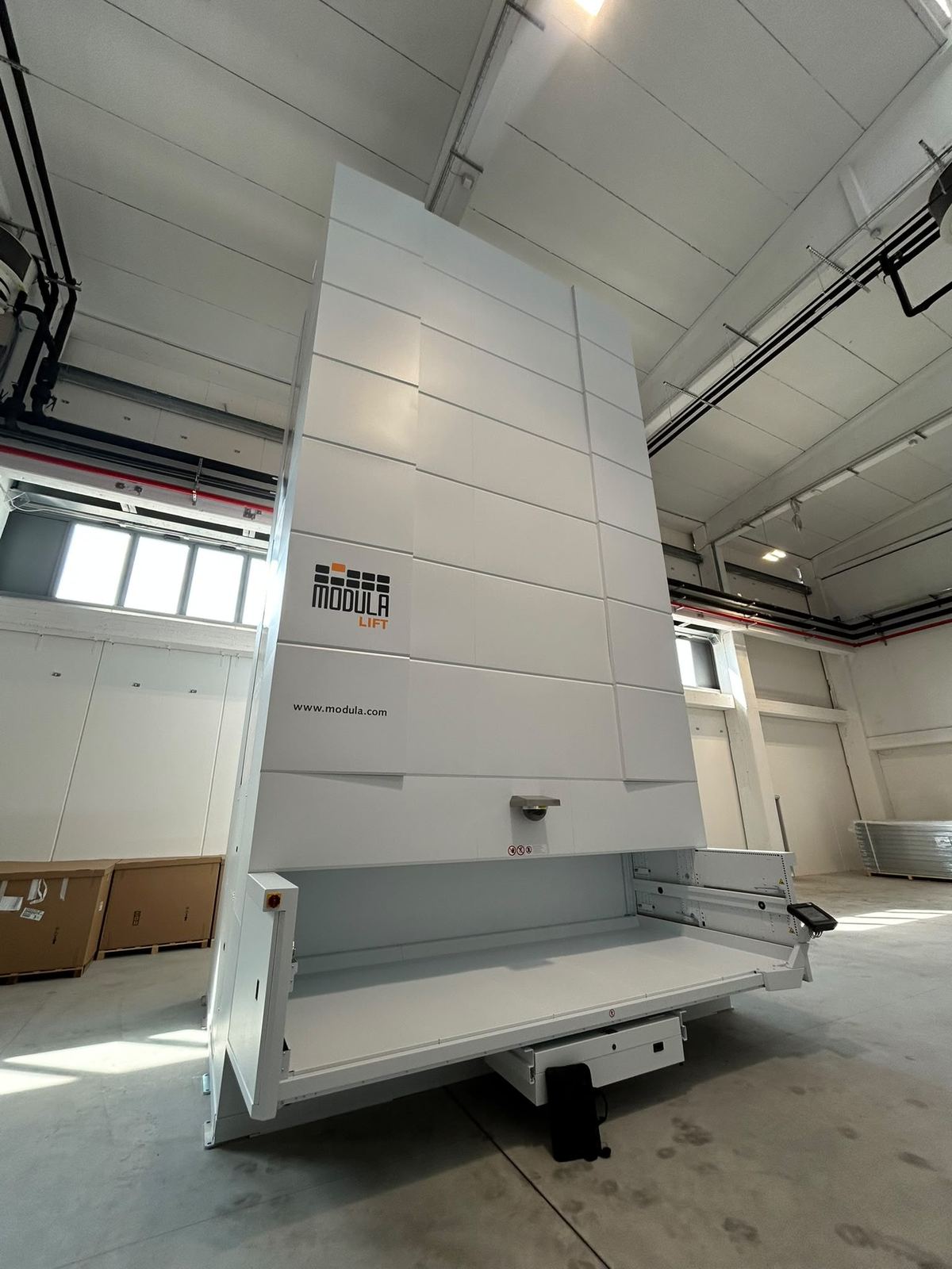 Magazzino verticale automatico appena installato in un nuovo capannone