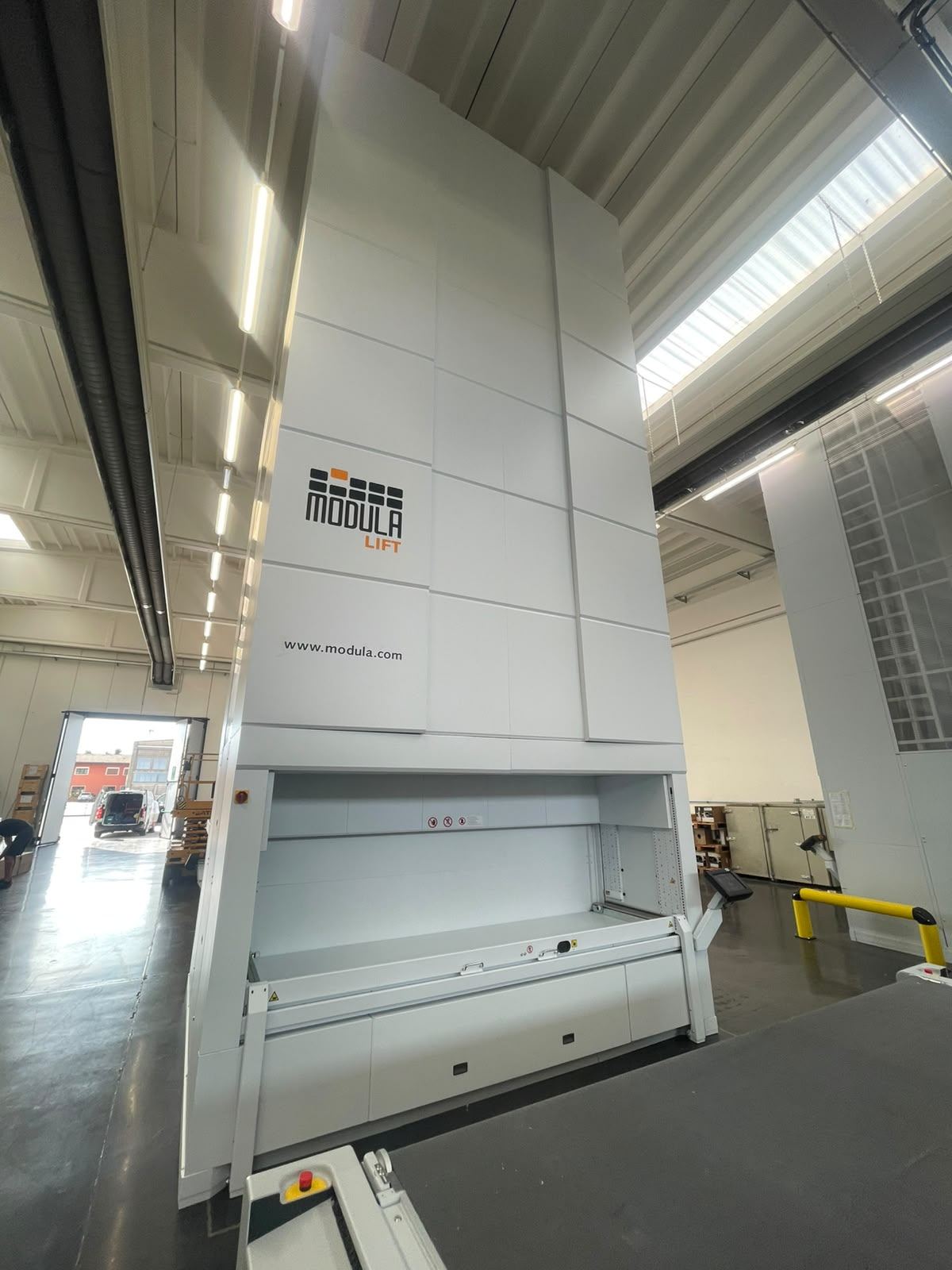 Magazzino verticale affiancato alla linea di trasporto